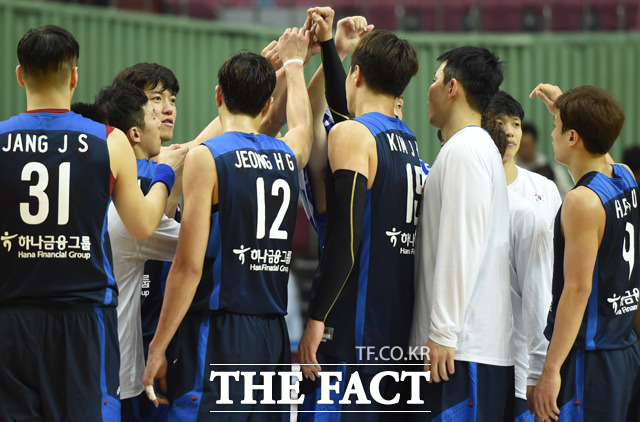 한국이 99-72로 튀니지를 완파한 가운데 경기 종료 후 선수들이 파이팅을 외치고 있다.
