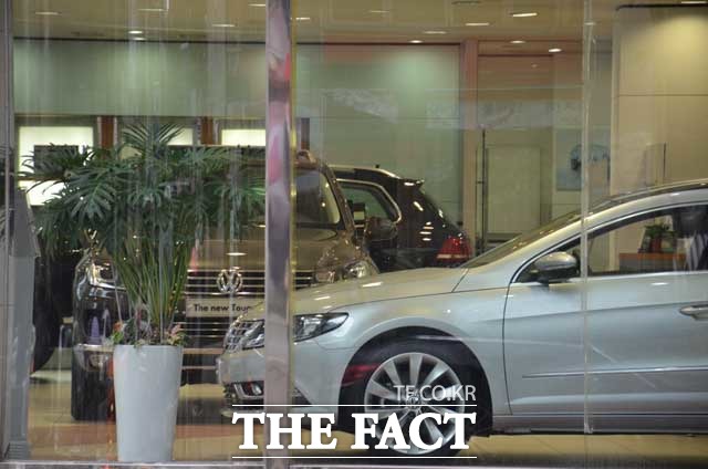 31일 서울 역삼동에 있는 한 폭스바겐 전시장에는 현재 판매가능한 CC(사진 앞)와 투아렉만이 고객을 기다리고 있다. / 장병문 기자