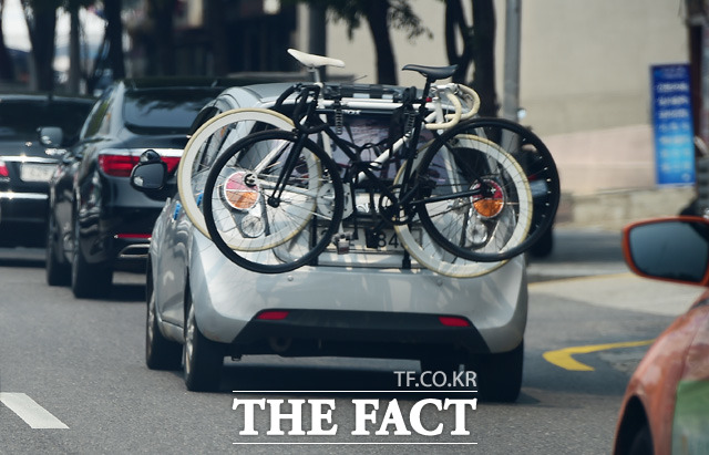 차량용 자전거 거치대의 잘못된 예  번호판이 자전거에 가려져 식별이 불가합니다. 범죄에 악용되거나 단속을 피하는 용도로도 사용될수 있습니다. 반대로 본인이 피해를 보는 상황도 생길수 있죠.