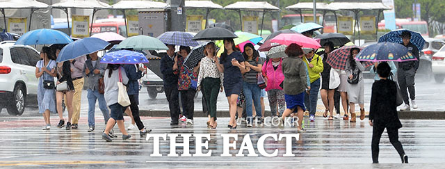 시민들은 우산을 쓴 채 걸음을 재촉하고 있네요
