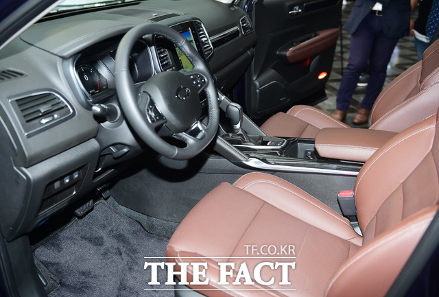 QM6에는 8.7인치 S-Link 디스플레이와 5가지 색상과 밝기 조정이 가능한 앰비언트 라이트, 센터포인트®2가 적용된 BOSE® 서라운드 사운드 시스템, 엔진 소음을 감소시키는 액티브 노이즈 캔슬레이션(ANC) 등이 국내 SUV 최초로 적용됐다. /배정한 기자