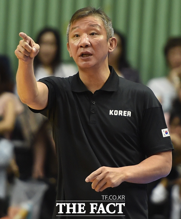 한국 허재 감독이 경기 중 작전을 지시하고 있다.