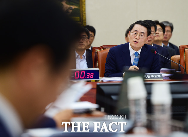 김재수 후보자는 이날 청문회서 자신을 둘러싼 의혹에 대해 국민 눈높이에는 맞지 않다며 송구스럽다고 밝혔다./배정한 기자