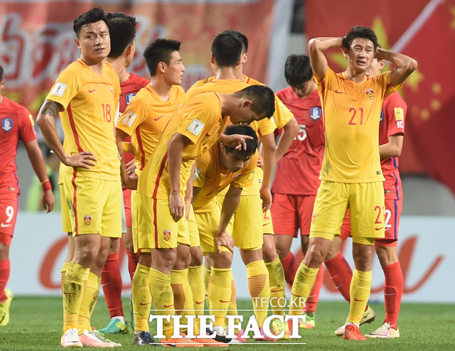 한국에 2-3으로 패한 중국 선수들이 아쉬워하고 있다.