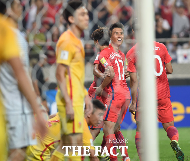 한국 구자철이 후반 골을 성공시킨 뒤 동료들과 기뻐하고 있다.