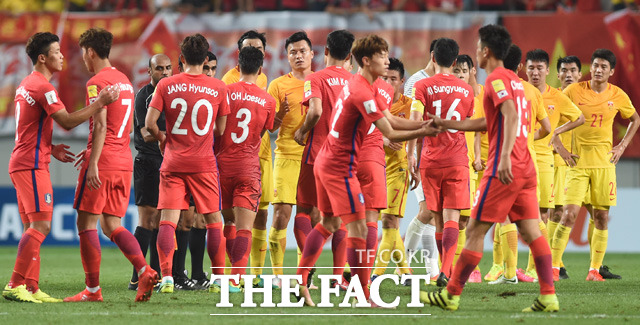 한국이 3-2로 중국에 신승을 거둔 가운데 경기 종료 후 양팀 선수들이 인사를 나누고 있다.