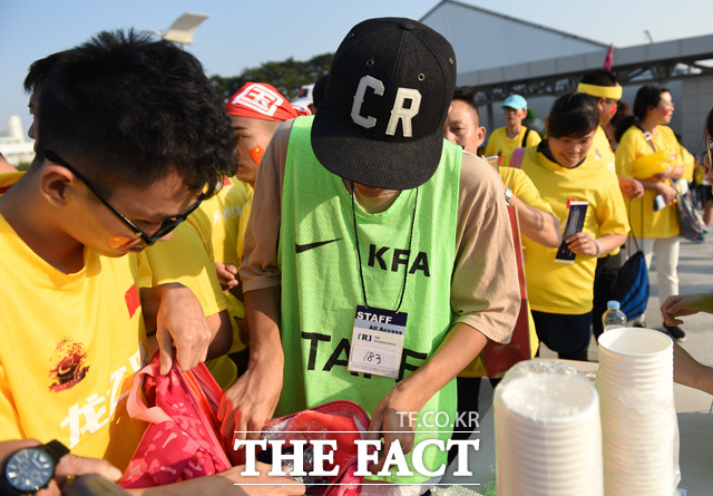 경기장에 입장하는 중국 응원단들이 소지품 검색을 받고 있다.