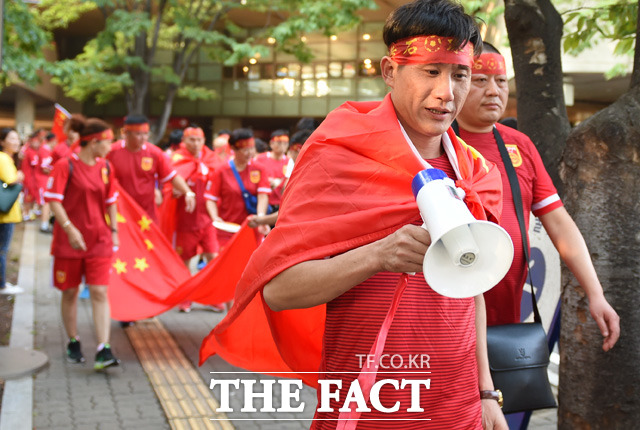 대거 몰려든 중국 응원단들이 경기장에 입장하고 있다.