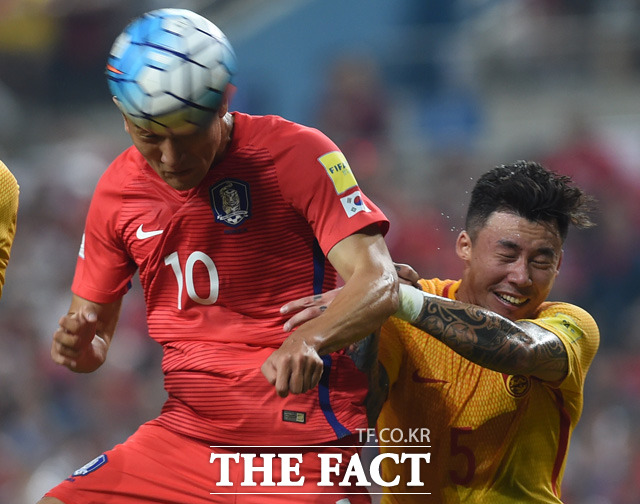 한국 지동원이 중국 문전에서 강력한 헤딩슛을 날리고 있다.