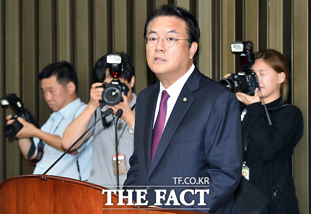 새누리당은 1일 정기국회 개회사에서 우병우 청와대 민정수석 사태와 사드 배치를 비판적으로 언급한 정세균 국회의장에 대한 사퇴촉구 결의안 제출과 함께 국회 윤리위원회에 제소하기로 했다. 정진석 원내대표가 긴급 의원총회에서 모두 발언을 하고 있다. /국회=이새롬 기자