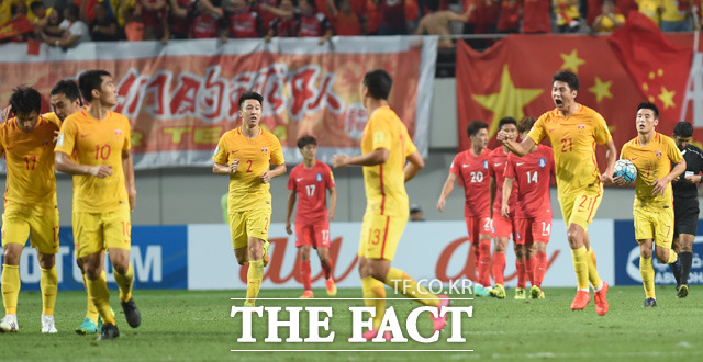 한국이 3-0으로 리드하던 후반 중국에 연속골을 허용하고 있다.