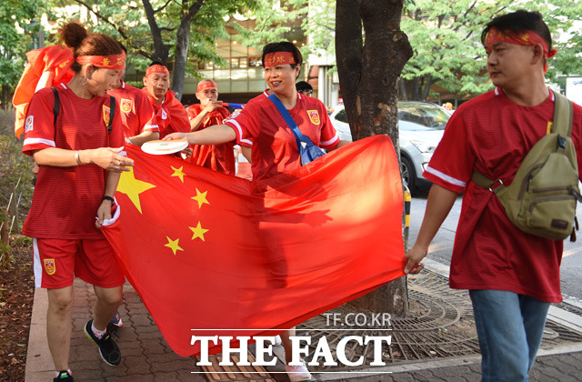 중국 축구 응원단들이 오성기를 앞세우고 경기장으로 입장하고 있다.
