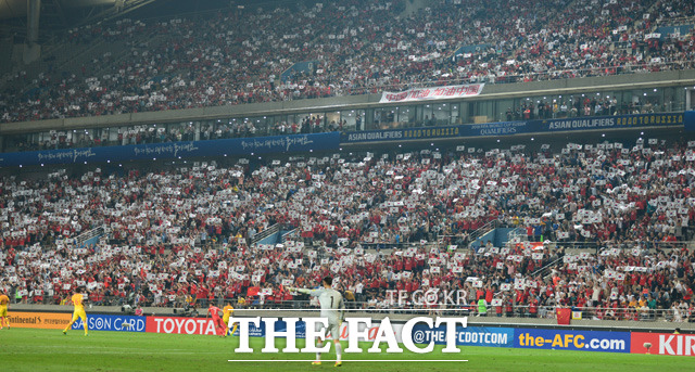 한국-중국 월드컵예선전에 많은 팬들이 태극기를 펼쳐 보이며 응원을 하고 있다.
