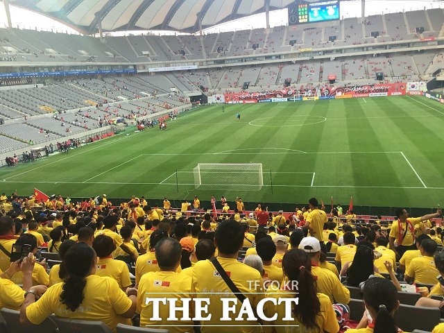 추미의 기선 제압! 중국 응원단은 경기 시작 2시간 전부터 자리를 잡고 응원에 여념이 없었다. 반면 한국 응원석은 한산했다.