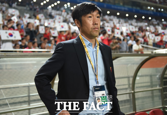 중국 가옹홍보 감독이 한국 응원단의 태극기 응원이 펼쳐지는 가운데 경기장을 주시하고 있다.