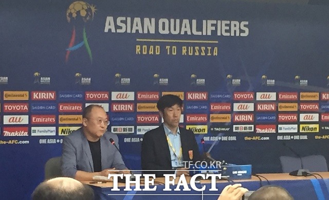 중국 2-3 한국 가오홍보 중국 축구 대표팀 감독이 1일 서울월드컵경기장에서 열린 2018 러시아 월드컵 아시아지역 최종예선 1차전 한국과 경기에서 2-3으로 패한 뒤 경험적인 부분을 패인으로 꼽았다. / 서울월드컵경기장 = 이성노 기자