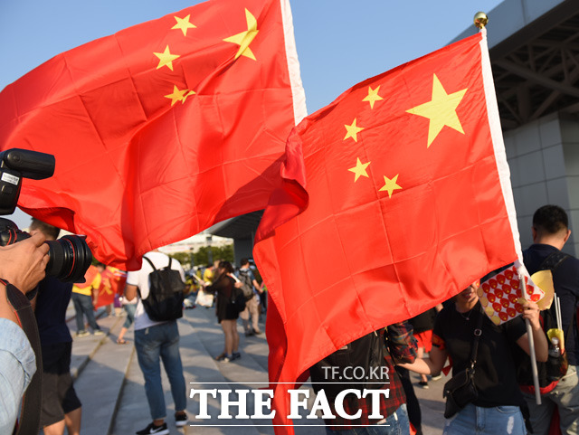 중국 응원단들이 오성기를 흔들며 경기장으로 들어서고 있다.