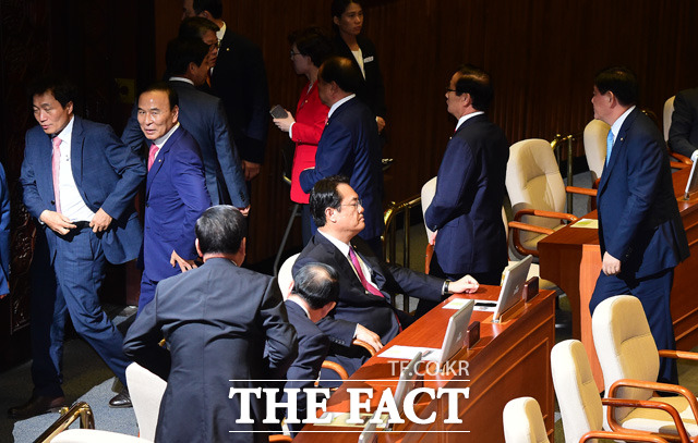 20대 국회 첫 정기국회 개회식이 1일 서울 여의도 국회의사당에서 열린 가운데 새누리당 의원들이 정세균 의장의 개회사에 불만을 표출하며 본회의장을 나서고 있다. /국회=배정한 기자
