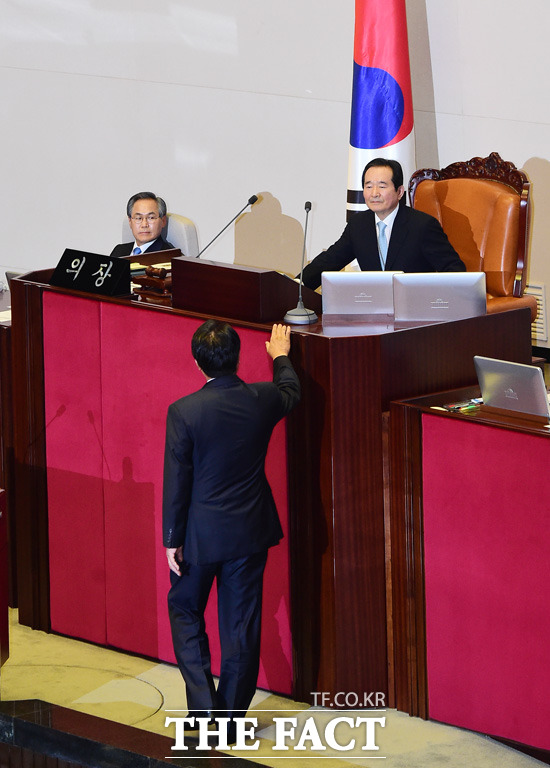 20대 국회 첫 정기국회 개회식이 1일 서울 여의도 국회의사당에서 열린 가운데 새누리당 정진석 원내대표가 정세균 의장의 개회사에 불만을 표출하며 항의를 하고 있다. /국회=배정한 기자