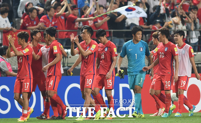 3-2로 승리를 거둔 한국 선수들이 경기 종료 후 그라운드를 돌며 인사를 하고 있다.