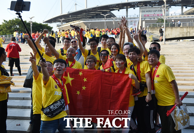 중국응원단들이 경기장 앞에서 기념촬영을 하며 즐거워하고 있다.