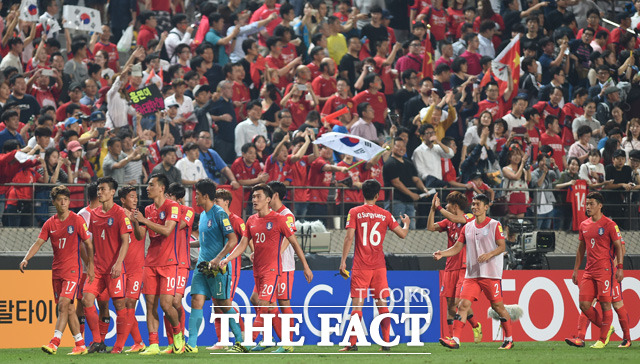 3-2로 승리를 거둔 한국 선수들이 경기 종료 후 그라운드를 돌며 인사를 하고 있다.
