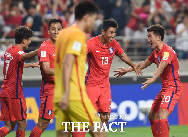 한국 구자철이 팀의 세번째 골을 성공시키고 환호하고 있다.