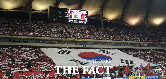 한국 붉은악마가 응원전을 펼치고 있다.