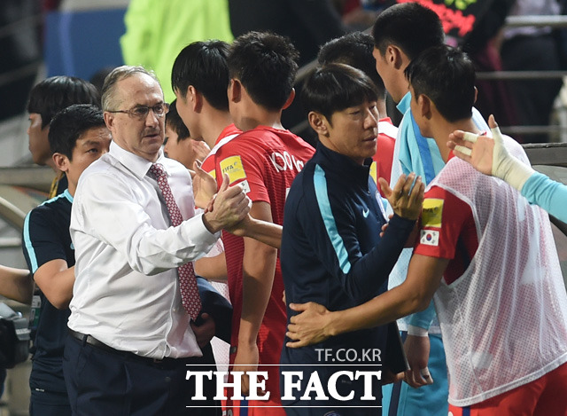한국 슈틸리케 감독이 3-2로 중국을 누르고 승리를 거둔 뒤 선수들과 하이파이브를 나누고 있다.