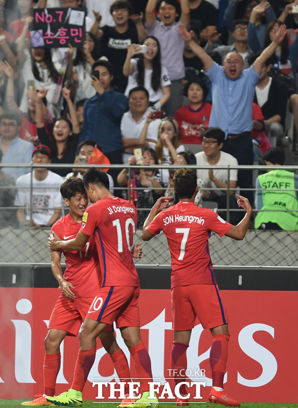 한국의 손흥민이 전반 프리킥으로 중국의 자책골을 유도한 뒤 관중석을 향해 환호하고 있다.