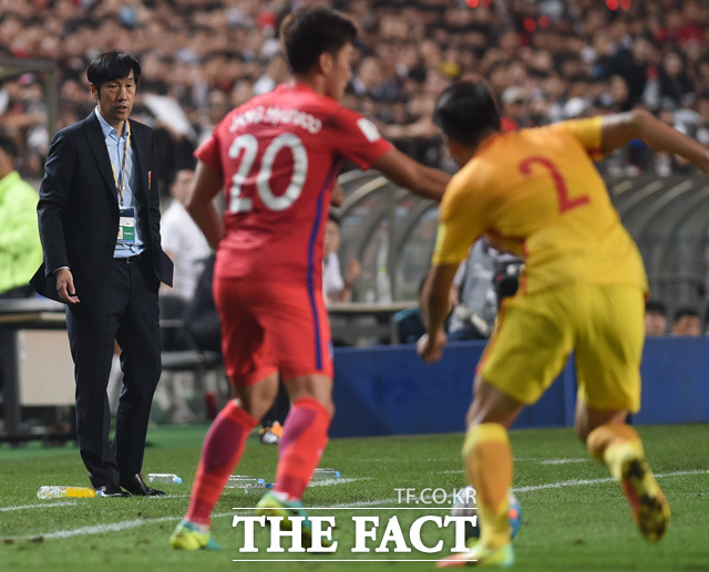 중국 가오홍보 감독이 0-1로 리드를 당하자 근심스런 표정으로 경기를 지켜보고 있다.
