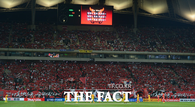 한국-중국 월드컵예선전에 많은 팬들이 붉은색 유니폼을 입고 응원을 하고 있다.