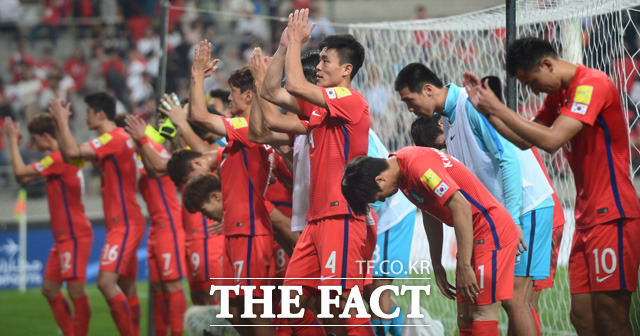3-2로 승리를 거둔 한국 대표팀이 박수를 치며 팬들에게 인사를 하고 있다.