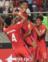 [TF포토] 행운의 자책골, 기뻐하는 한국 선수들