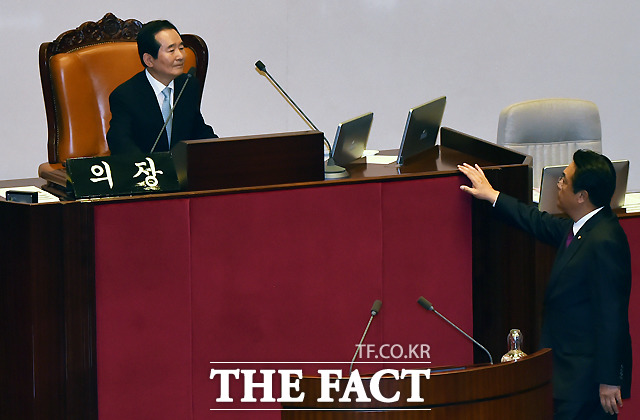 새누리당은 1일 정세균 국회의장이 개회사에서 중립 위반을 했다며 집단 퇴장했다. 사진은 지난 1일 정 의장에서 항의하는 정진석 원내대표(오른쪽)./이새롬 기자