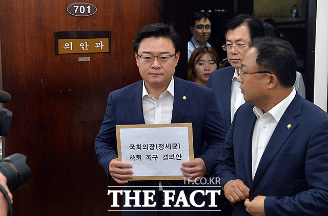 새누리당 김성원 원내부대표 등 원내부대표단이 2일 오후 서울 여의도 국회 의안과에 정세균 국회의장 사퇴 촉구 결의안을 제출하고 있다. /국회=문병희 기자