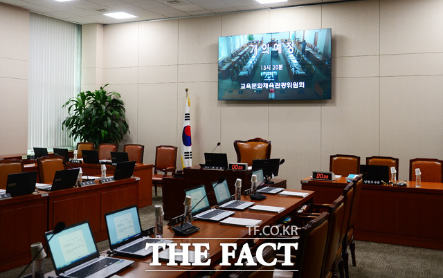 조윤선 문화체육관광부 장관 후보자의 인사청문경과보고서 채택이 전날(1일)에 이어 2일도 난항을 겪고 있다. 1일 서울 여의도 국회의사당에서 조윤선 후보자 인사청문경과보고서 채택의 건을 논의하는 교육문화체육관광위원회가 연기돼 빈 회의장./배정한 기자