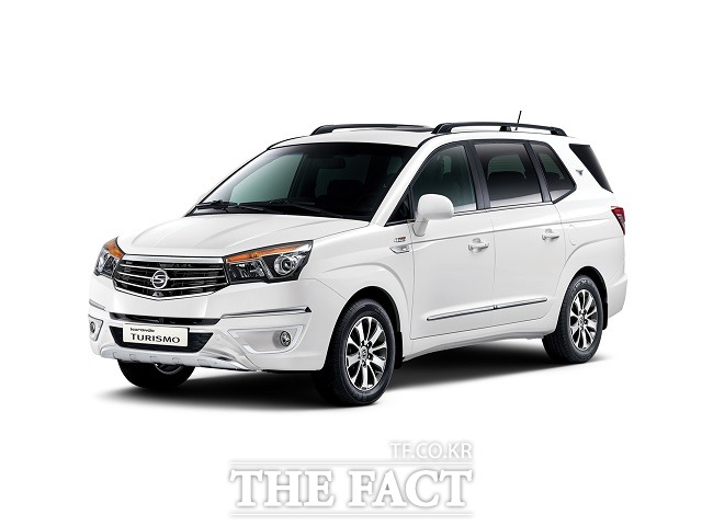 쌍용자동차가 2일 인체공학적 설계의 듀얼플렉스 시트를 적용, 상품성을 개선한 2017년형 코란도 투리스모를 출시했다고 밝혔다. /쌍용자동차 제공