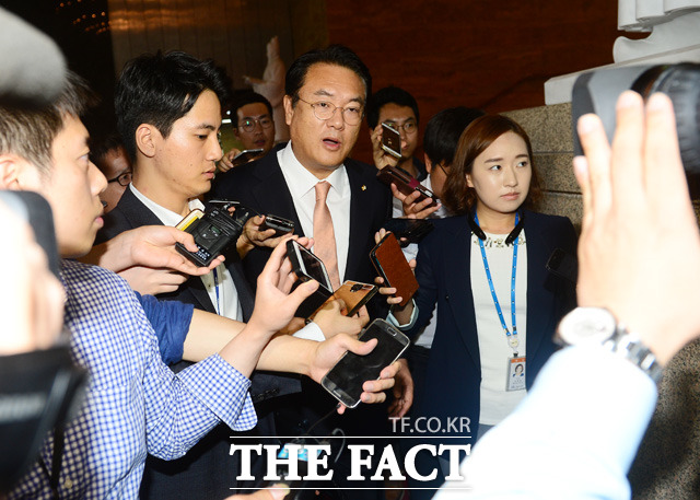 새누리당 정진석 원내대표는 2일 국회에서 당 의원총회를 마친 뒤 정세균 국회의장이 부의장에게 사회권을 넘길 것을 촉구했다./배정한 기자