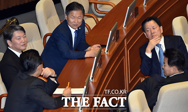 안철수 전 대표(맨 왼쪽)가 1일 정기 국회 개회식에서 새누리당 의원들이 본회의장 떠나자 박지원 국민의당 비상대책위원장 겸 원내대표와 천정배 전 대표, 주승용 의원, 정동영 의원과 대화를 하고 있다. 안 전 대표에겐 소통부재가 대권 도전의 과제로 꼽힌다./이새롬 기자