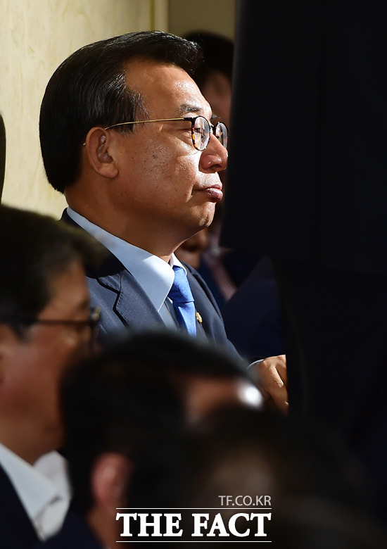 이 대표는 교섭단체 연설에서 지난 당 대표 경선에서와 마찬가지로 정치개혁과 민생 등의 내용이 담길 것으로 보인다. 사진은 지난 2일 정세균 의장의 사퇴를 요구하기 위해 국회의장실 앞에 선 이 대표. /배정한 기자