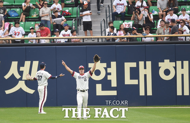 두산 박건우, 민병헌이  4회초 1사 1루서 삼성 이승엽의 홈런성 타구를 펜스 근처에서 팬이 잡아 올리자 이에 항의하며 비디오판독을 요청하고 있다.