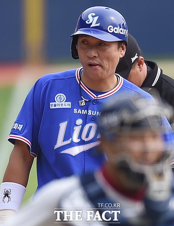 삼성 이승엽이 자신의 홈런성 타구가 팬이 잡아내며 2루타로 인정된 뒤 아쉬운 표정을 보이고 있다.