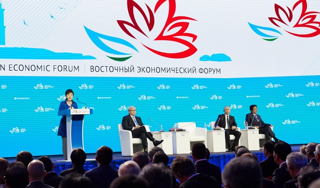 박근혜 대통령이 3일 오후 (현지 시각) 러시아 블라디보스톡 극동연방대학에서 열린 동방경제포럼 전체세션에서 기조연설을 하고 있다. /청와대