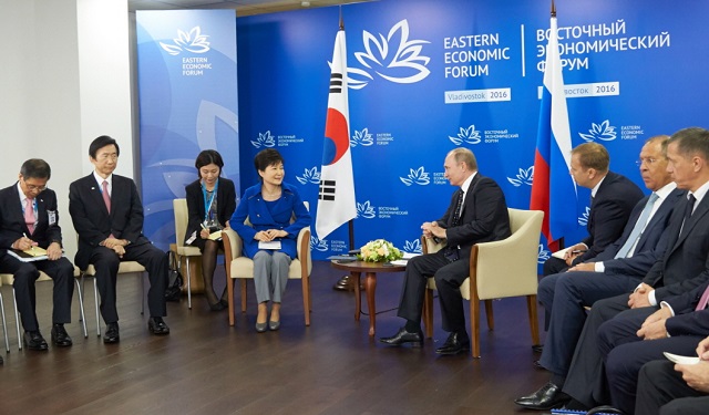 박 대통령과 푸틴 대통령이 러시아 블라디보스톡 극동연방대학에서 정상회담을 하고 있다. /청와대