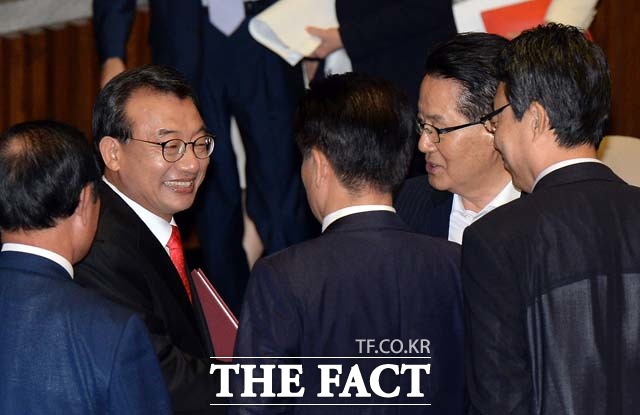 이정현 대표가 교섭단체연설을 마친 뒤 국민의당 박지원 비상대책위원장을 찾아가 인사를 하고 있다./배정한 기자