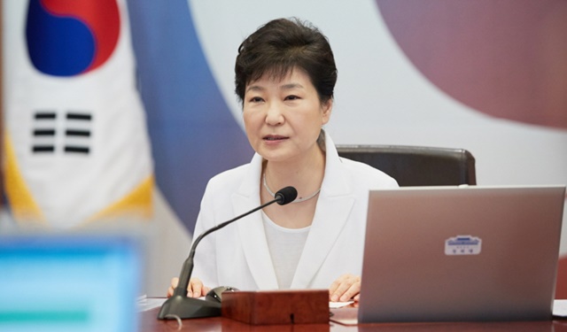 G20 정상회의 참석차 중국 항저우(杭州)를 방문 중인 박근혜 대통령은 4일 조윤선 문화체육관광부, 김재수 농림축산식품부, 조경규 환경부 장관을 공식 임명했다. 야권은 일제히 반발했다. /청와대