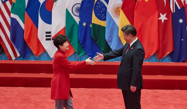 사진은 4일 오후 중국 항저우 국제전시장에 도착해 악수를 나누는 박근혜 대통령과 시진핑 중국 국가주석. /청와대