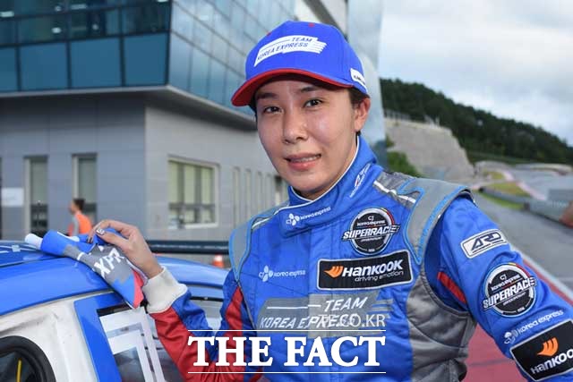 경기를 마치고 포즈를 취하는 팀 코리아 익스프레스 이화선 선수.