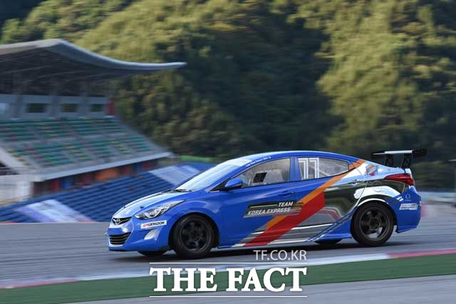 팀 코리아 익스프레스 이화선 선수가 레이스를 펼치고 있다.